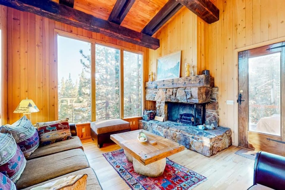 Beautiful mountain home close to year-round outdoor activities & Lake Tahoe House in Tahoe Vista