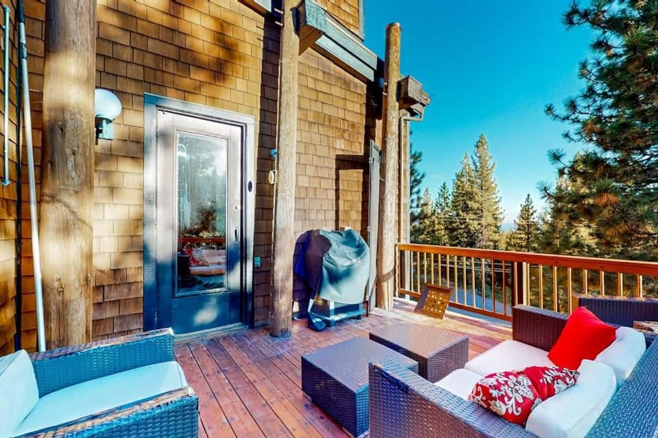 Beautiful mountain home close to year-round outdoor activities & Lake Tahoe House in Tahoe Vista