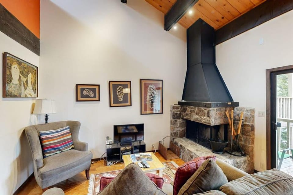 Inviting condo with balconies fireplace outdoor pool sauna & fitness center House in Tahoe Vista