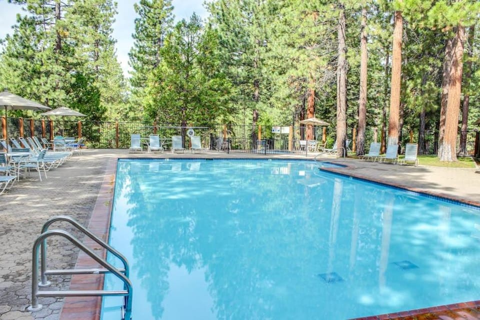 Inviting condo with balconies fireplace outdoor pool sauna & fitness center House in Tahoe Vista