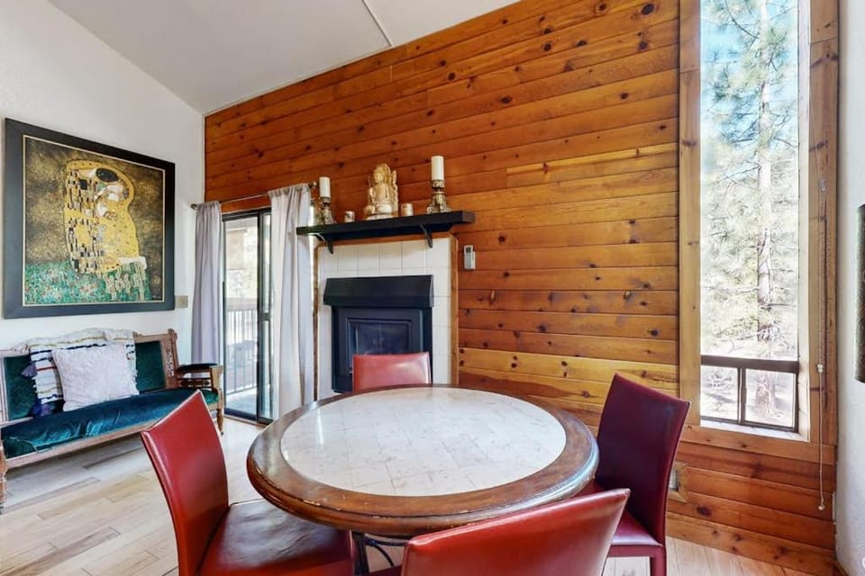 Eclectic second floor condo with loft balcony & gas fireplace - family friendly House in Tahoe Vista