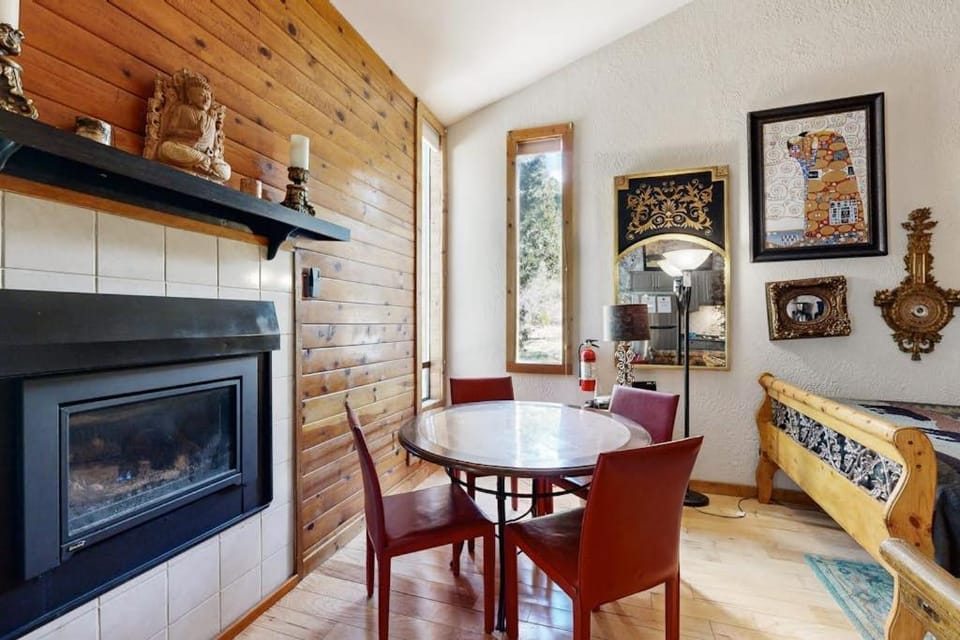 Eclectic second floor condo with loft balcony & gas fireplace - family friendly House in Tahoe Vista