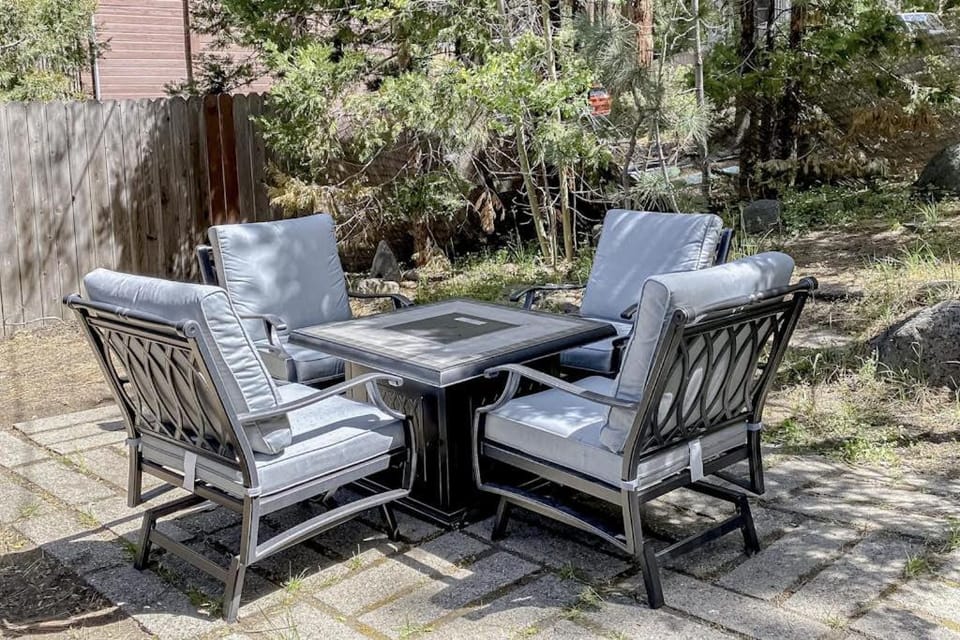 Charming hotel with lakeview golf skiing WiFi & Netflix Chalet in Kings Beach