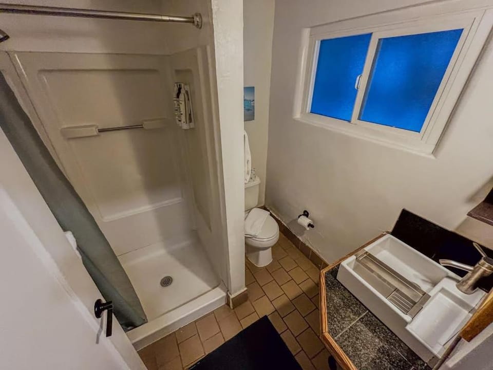 Charming hotel with lakeview golf skiing WiFi & Netflix Chalet in Kings Beach