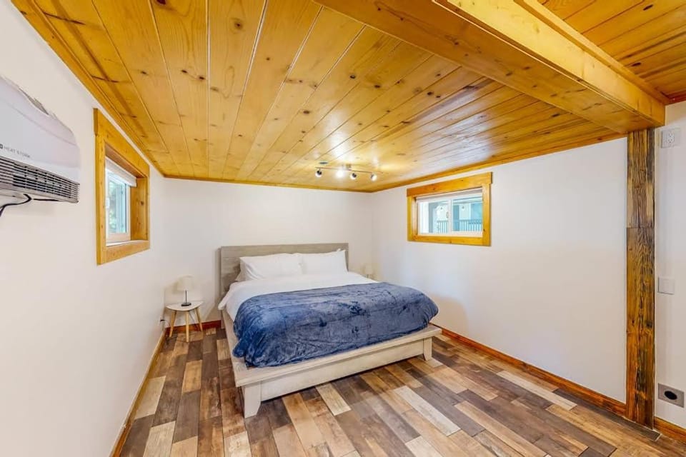 Modern lake-view hotel - all eight rooms - dog-friendly - near beach & golf Chalet in Kings Beach