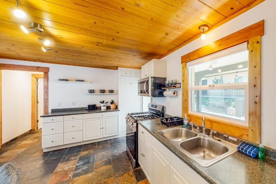 Modern lake-view hotel - all eight rooms - dog-friendly - near beach & golf Chalet in Kings Beach