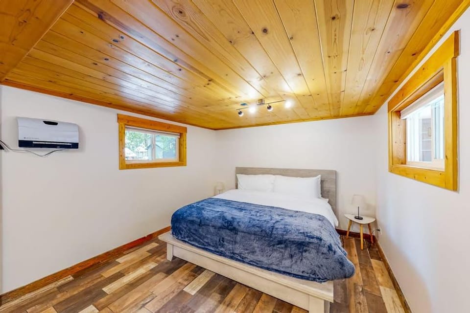 Modern lake-view hotel - all eight rooms - dog-friendly - near beach & golf Chalet in Kings Beach