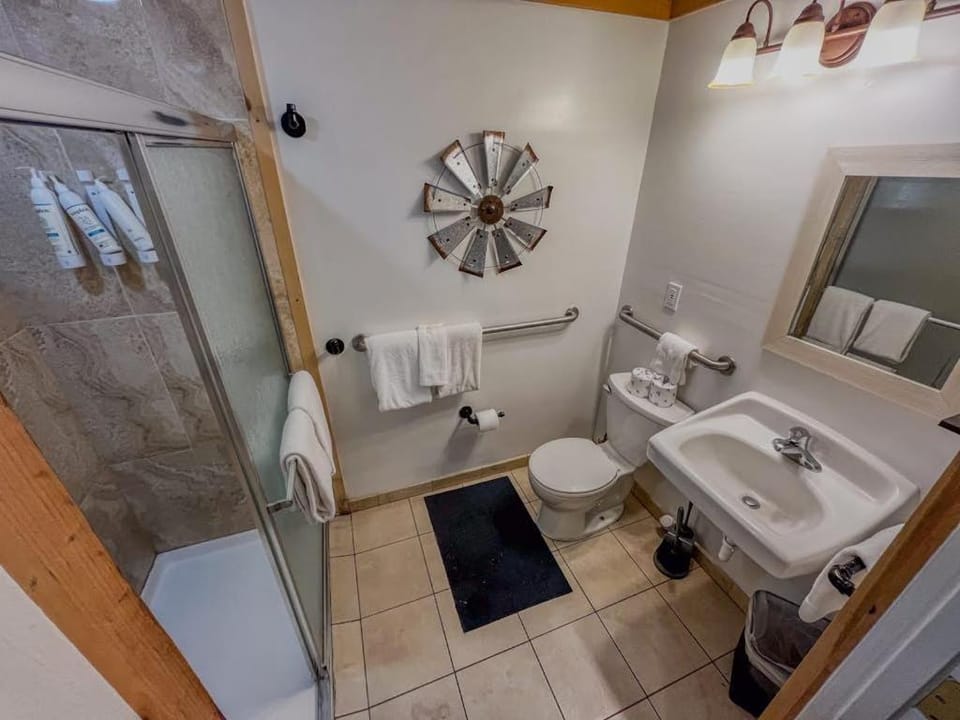 Mountain lakeview hotel family-friendly with golf skiing WiFi & Netflix Chalet in Kings Beach