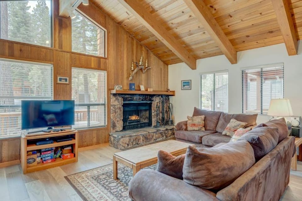 Remodeled home with private hot tub pool access & free ski shuttle Chalet in Northstar Drive
