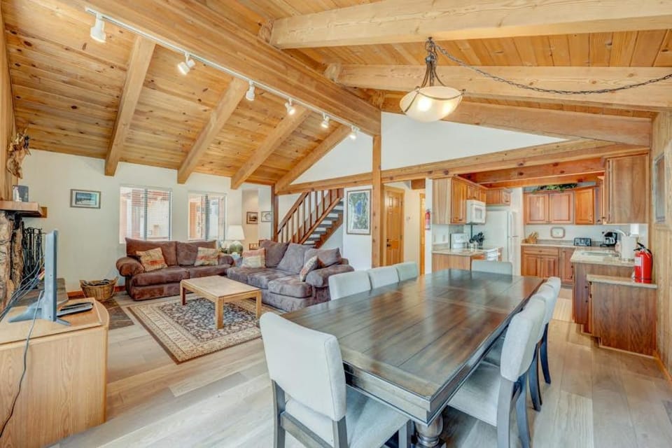 Remodeled home with private hot tub pool access & free ski shuttle Chalet in Northstar Drive