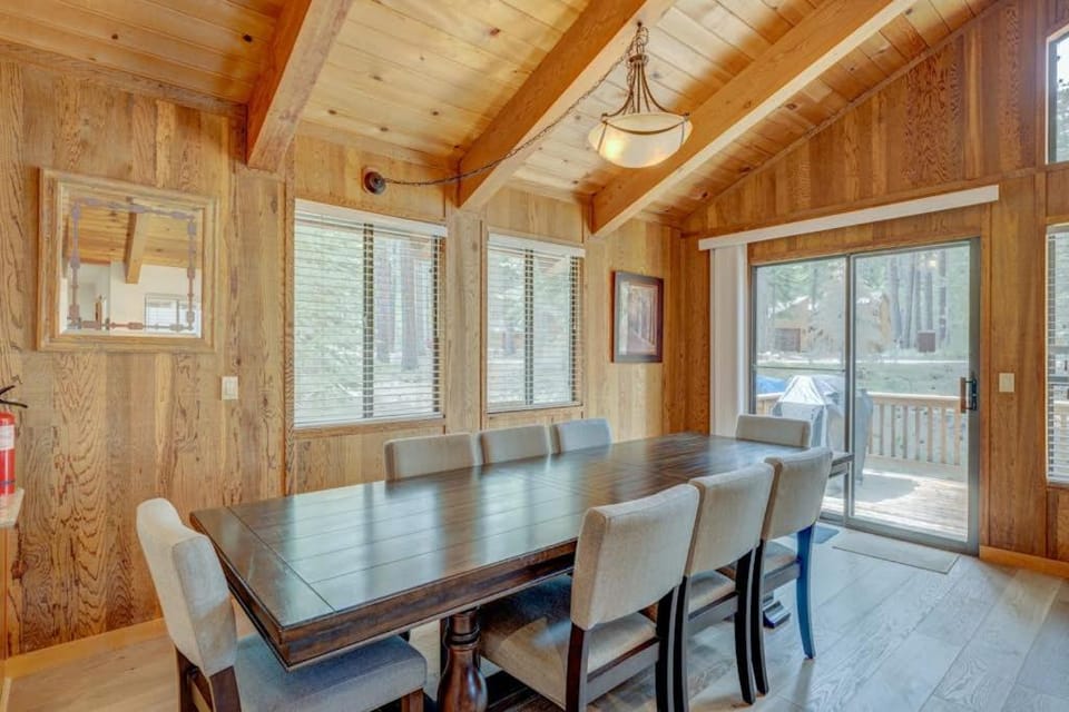 Remodeled home with private hot tub pool access & free ski shuttle Chalet in Northstar Drive