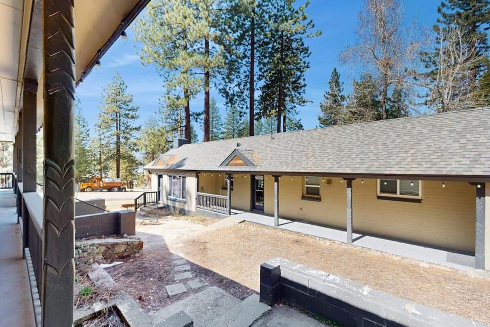 Wholesome hotel with lakeview golf skiing WiFi & Netflix Chalet in Kings Beach