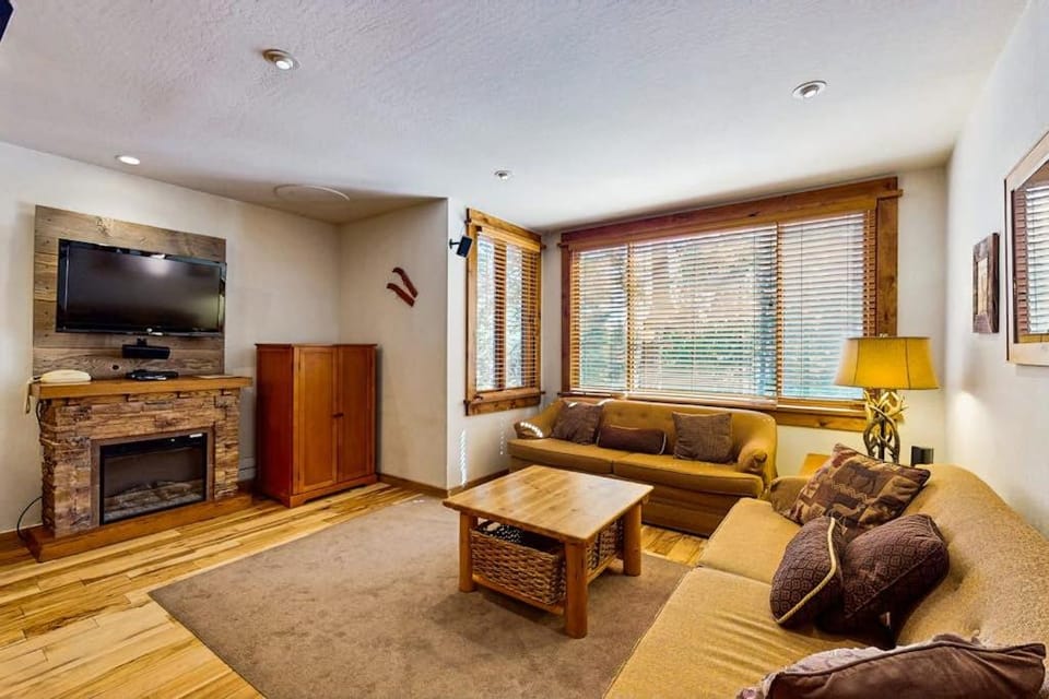 Beautiful Ski-in-ski-out villa with shared hot tubs & pools & tennis and free WiFi House in Northstar Drive