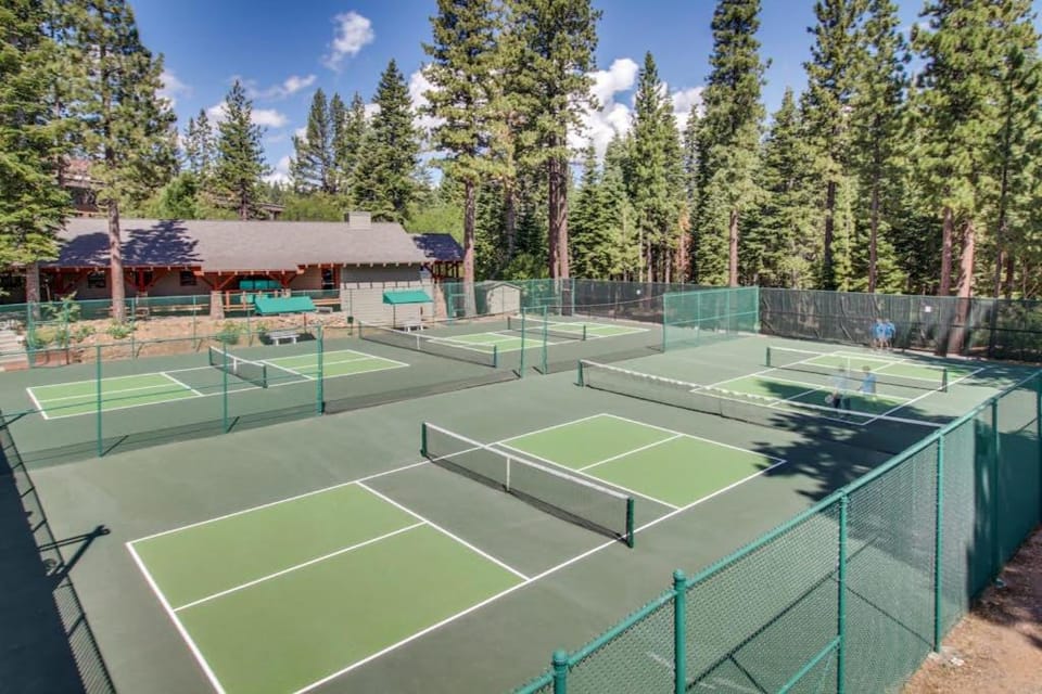Beautiful Ski-in-ski-out villa with shared hot tubs & pools & tennis and free WiFi House in Northstar Drive