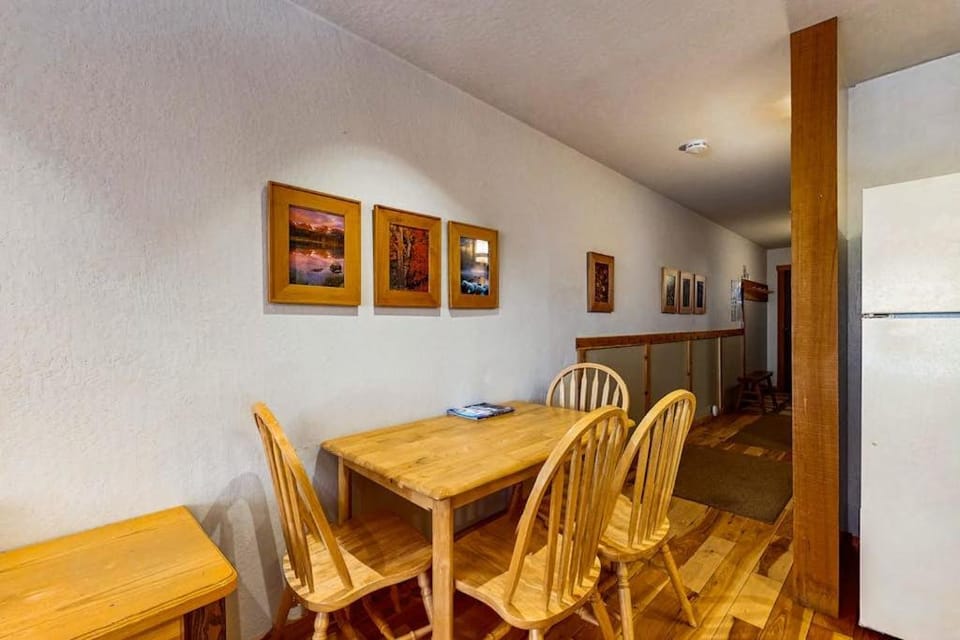 Beautiful Ski-in-ski-out villa with shared hot tubs & pools & tennis and free WiFi House in Northstar Drive