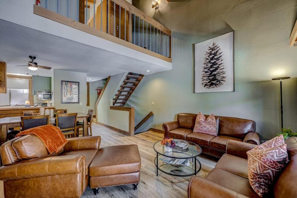 Convenient & comfortable dog-friendly condo with Northstar Rec Center access House in Northstar Drive