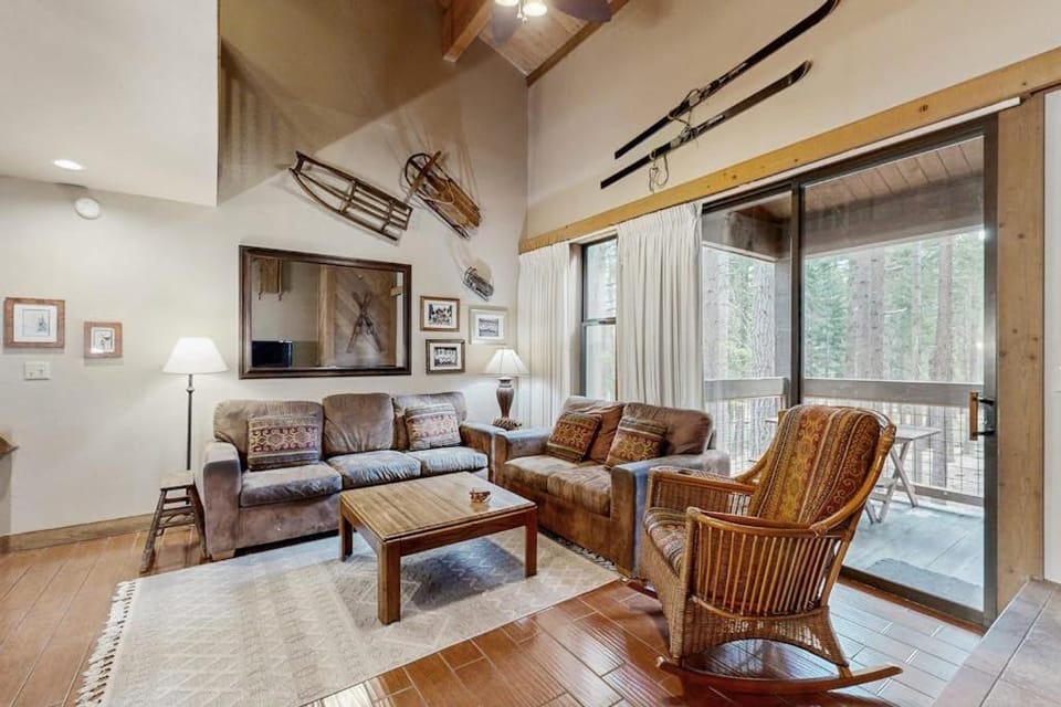 Secluded Getaway with Free WiFi plus a Rec Center with a Pool & Hot Tub House in Northstar Drive