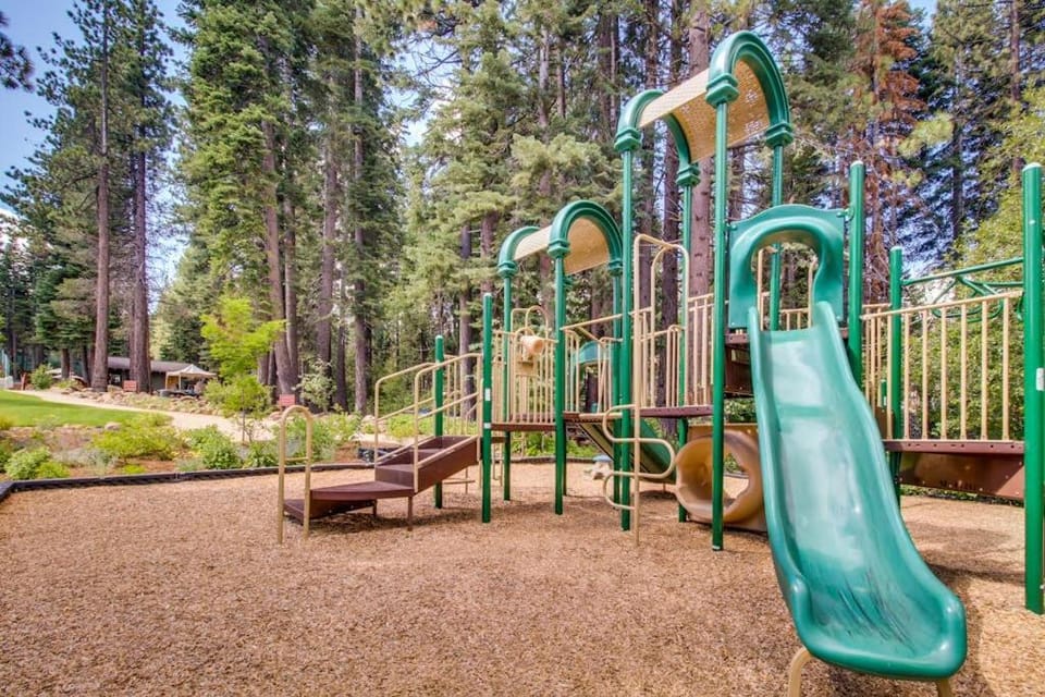 Secluded Getaway with Free WiFi plus a Rec Center with a Pool & Hot Tub House in Northstar Drive