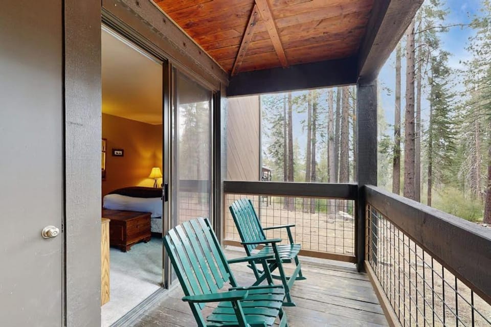 Secluded Getaway with Free WiFi plus a Rec Center with a Pool & Hot Tub House in Northstar Drive