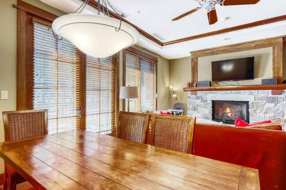 Ideal Mountain Getaway Near the Lifts with Private Balcony Free WiFi & Fireplace House in Northstar Drive