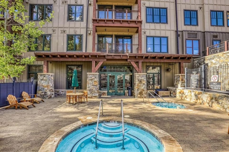 Ideal Mountain Getaway Near the Lifts with Private Balcony Free WiFi & Fireplace House in Northstar Drive