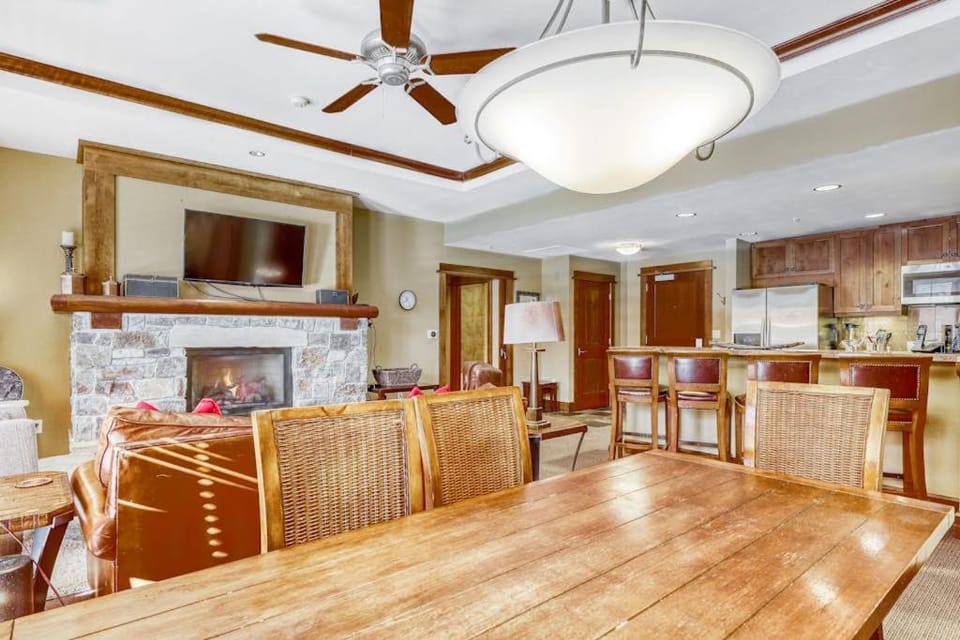 Ideal Mountain Getaway Near the Lifts with Private Balcony Free WiFi & Fireplace House in Northstar Drive