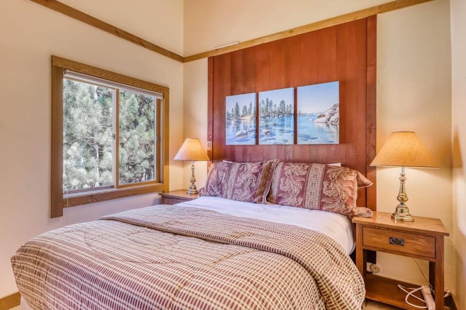 Cozy retreat with hot tub & washer&dryer - near skiing hiking lake & golf House in Northstar Drive