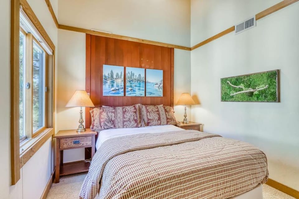 Cozy retreat with hot tub & washer&dryer - near skiing hiking lake & golf House in Northstar Drive