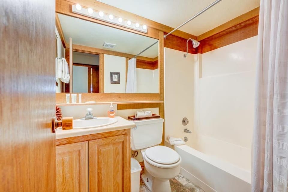 Cozy retreat with hot tub & washer&dryer - near skiing hiking lake & golf House in Northstar Drive