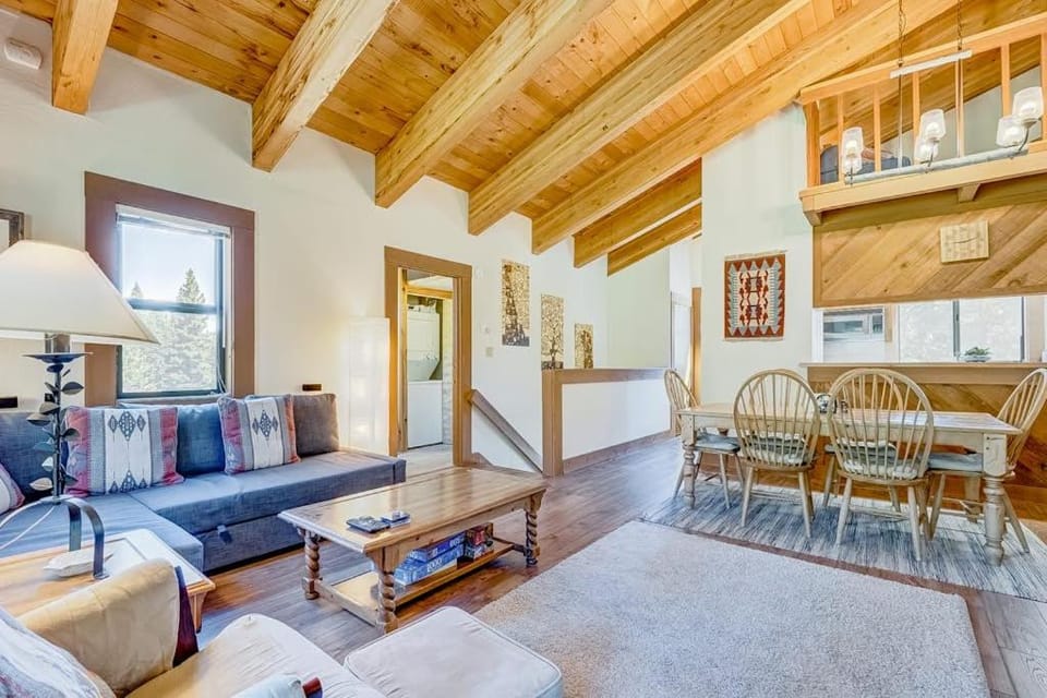 Northstar townhome with 2 balconies fireplace pool hot tub & sauna House in Northstar Drive