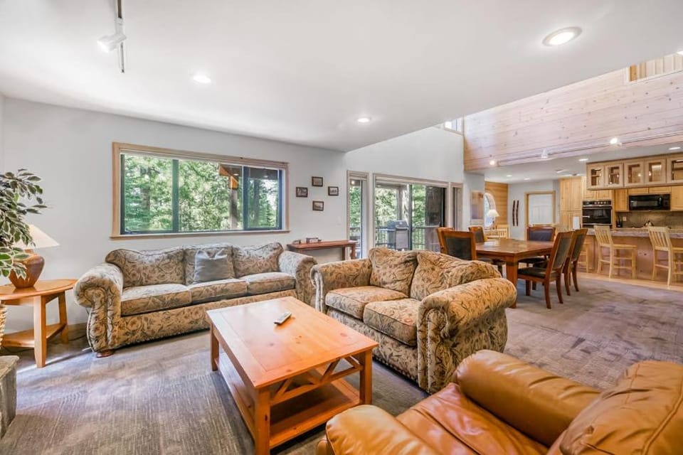 Friendly Home with Fast WiFi and Gas Fireplace House in Northstar Drive