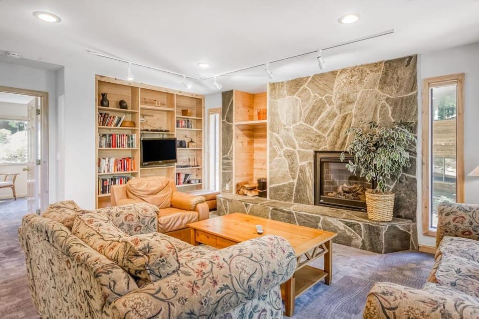 Friendly Home with Fast WiFi and Gas Fireplace House in Northstar Drive