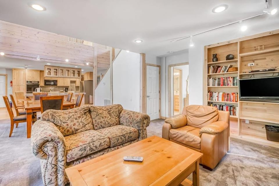 Friendly Home with Fast WiFi and Gas Fireplace House in Northstar Drive