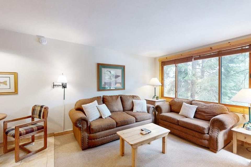 Ski Trails Condo - Pool & Hot Tub 200' to Slopes - Near Restaurants & Shops House in Northstar Drive