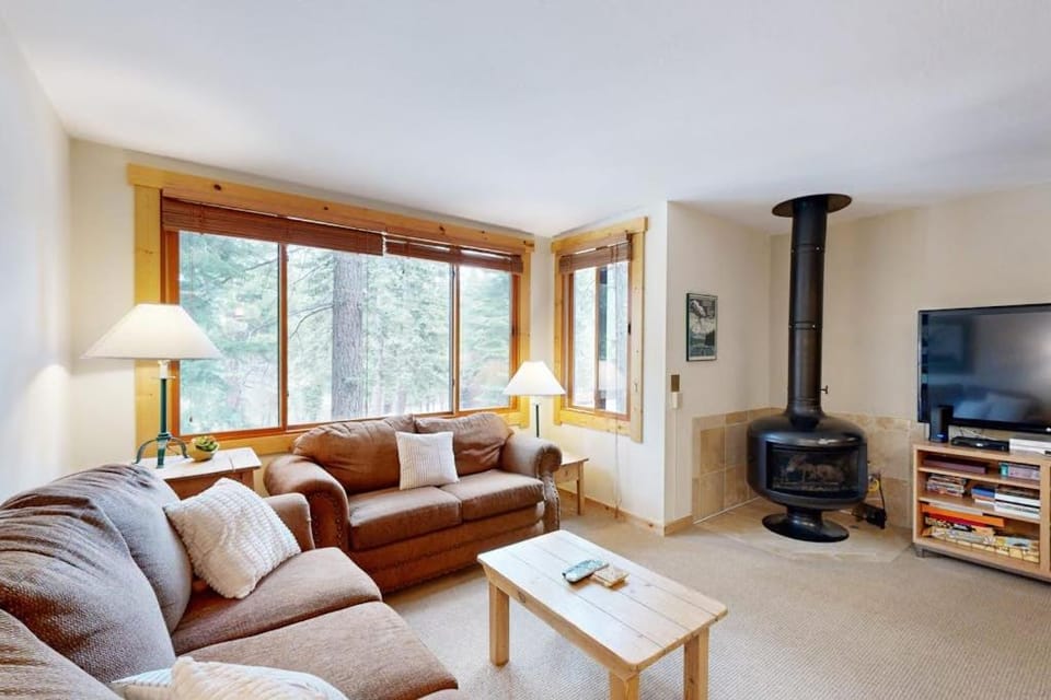Ski Trails Condo - Pool & Hot Tub 200' to Slopes - Near Restaurants & Shops House in Northstar Drive