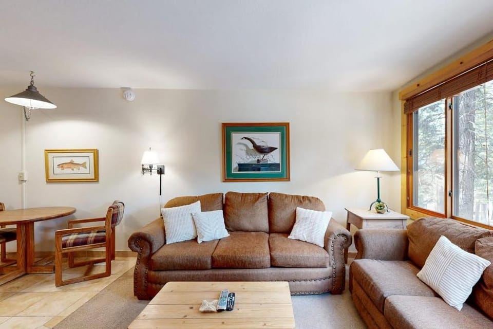 Ski Trails Condo - Pool & Hot Tub 200' to Slopes - Near Restaurants & Shops House in Northstar Drive