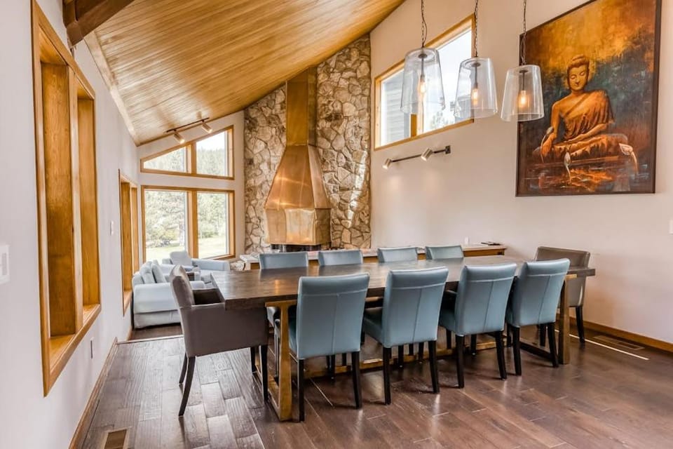 Home with amazing views outdoor dining fireplaces pool- dogs ok House in Sierra Nevada