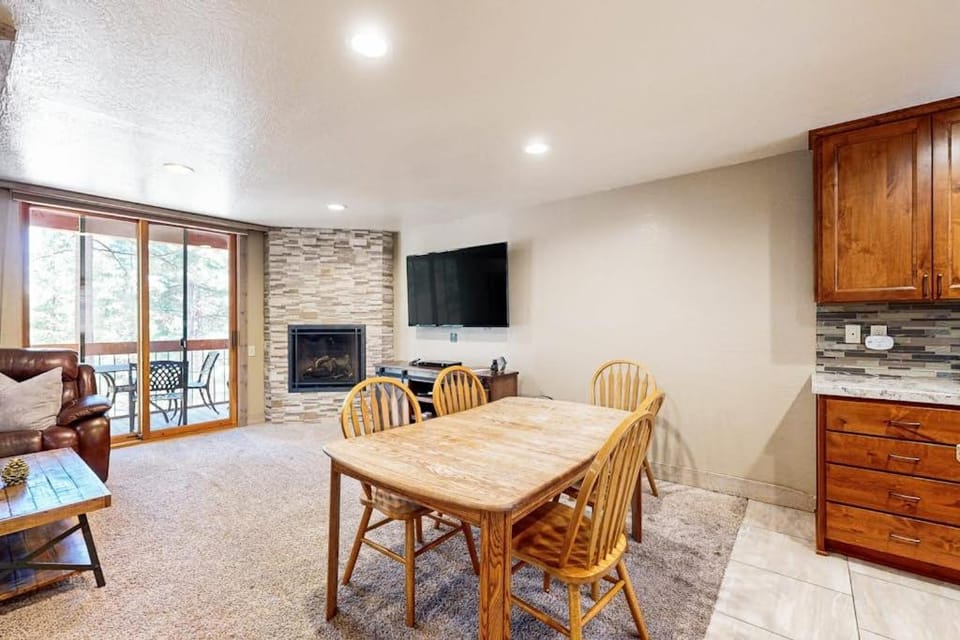 Gold Bend Condo - New Kitchen & Fireplace - Free Door-to-Lifts Ski Shuttle House in Northstar Drive