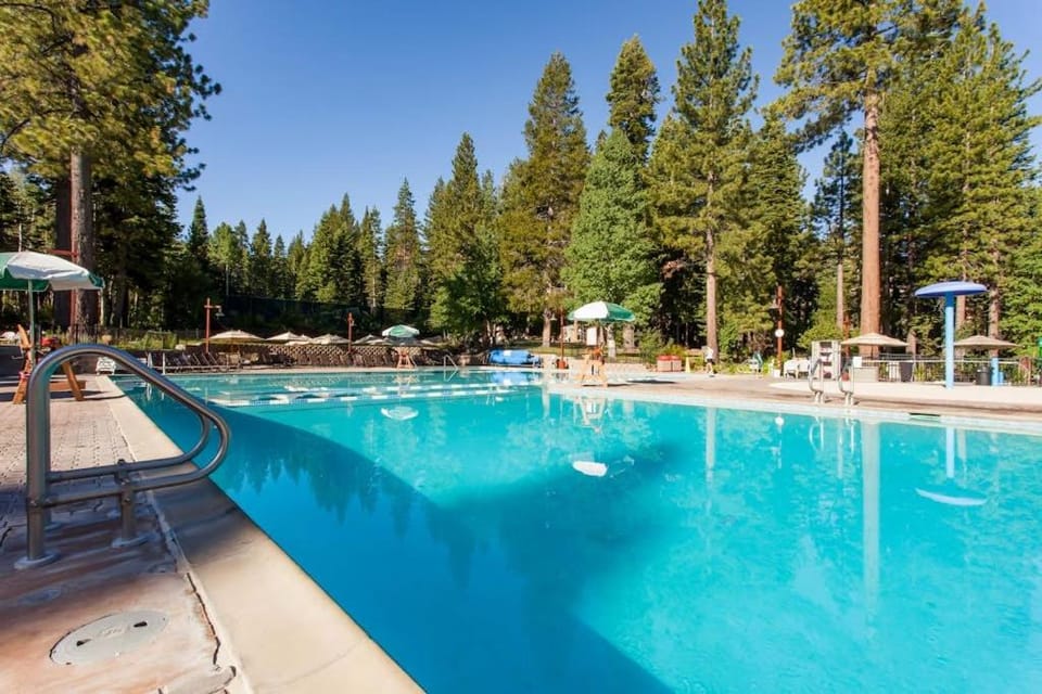 Gold Bend Condo - New Kitchen & Fireplace - Free Door-to-Lifts Ski Shuttle House in Northstar Drive