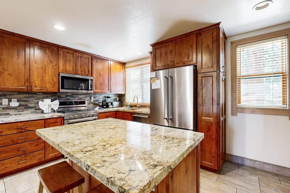 Gold Bend Condo - New Kitchen & Fireplace - Free Door-to-Lifts Ski Shuttle House in Northstar Drive