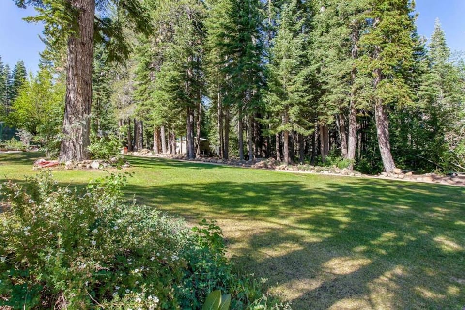 Alpine Hideaway - 3-Min Walk to Gondola & Steps to Dining - Pool & Hot Tub House in Northstar Drive