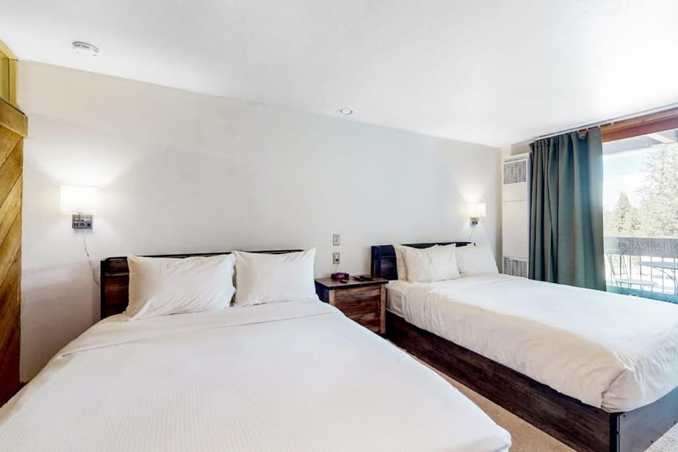 Alpine Hideaway - 3-Min Walk to Gondola & Steps to Dining - Pool & Hot Tub House in Northstar Drive