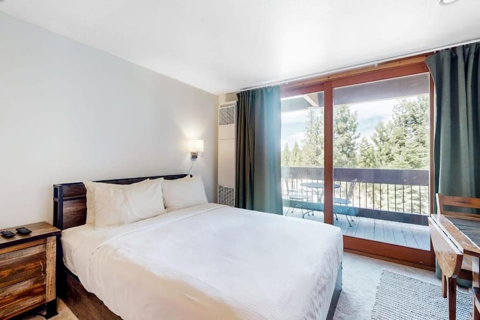 Alpine Hideaway - 3-Min Walk to Gondola & Steps to Dining - Pool & Hot Tub House in Northstar Drive