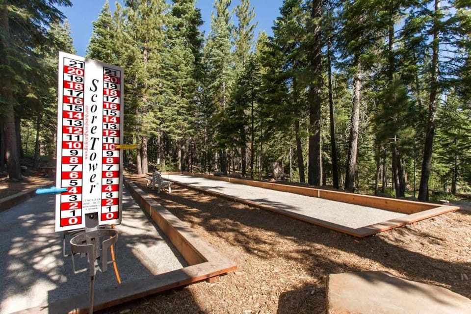 Remodeled Coyote Fork getaway - Ski-in-ski-out with pools hot tubs & tennis House in Northstar Drive