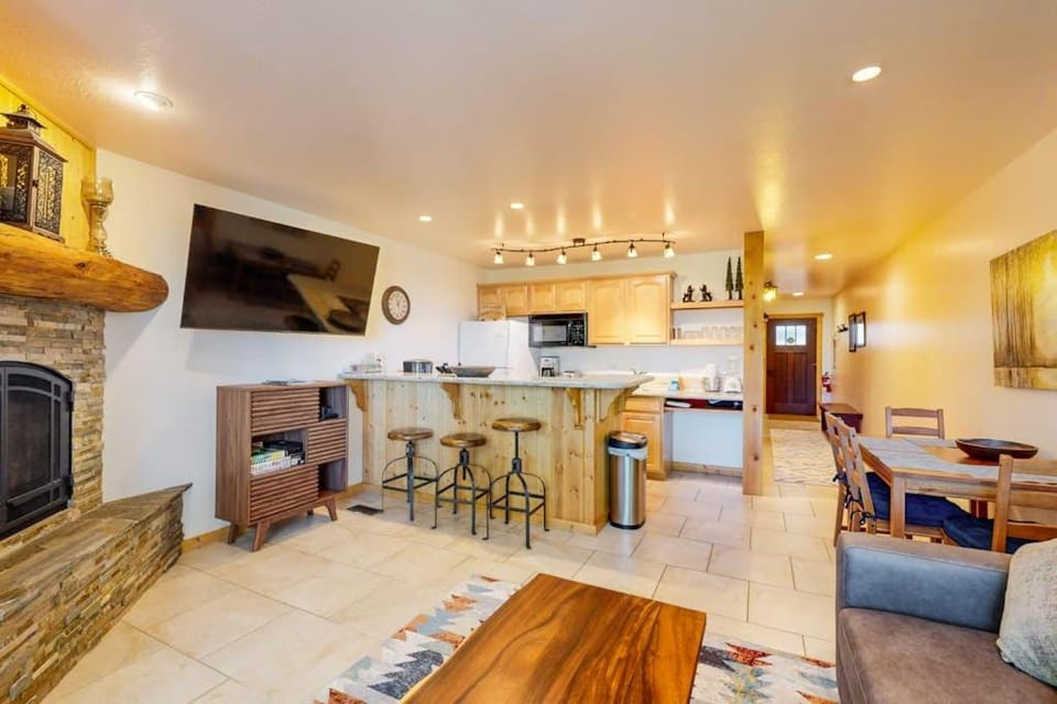Remodeled Coyote Fork getaway - Ski-in-ski-out with pools hot tubs & tennis House in Northstar Drive