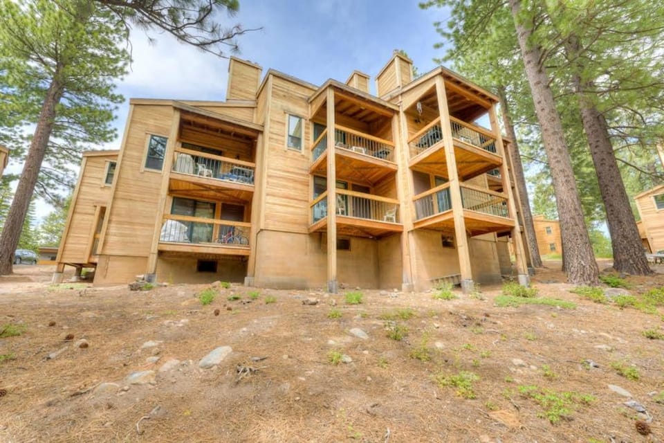 Condo with private balcony gas fireplace & washer&dryer House in Northstar Drive
