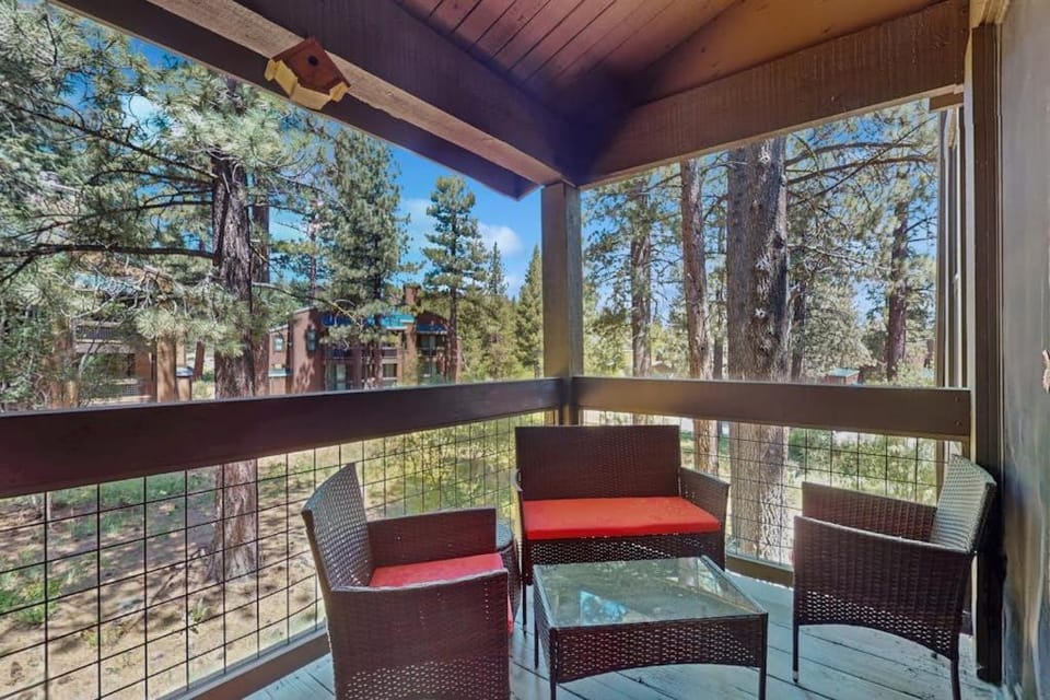 Vintage Ski Condo Close to Slopes with WiFi Shared Pools & Hot Tub & Tennis House in Northstar Drive