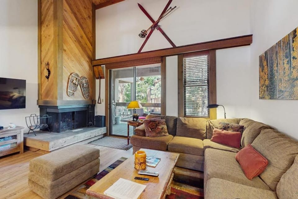 Vintage Ski Condo Close to Slopes with WiFi Shared Pools & Hot Tub & Tennis House in Northstar Drive