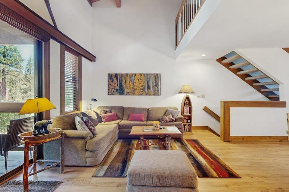 Vintage Ski Condo Close to Slopes with WiFi Shared Pools & Hot Tub & Tennis House in Northstar Drive