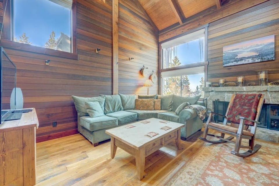 Rustic-chic condo with pool sauna hot tub tennis fireplace game room & deck House in Sierra Nevada